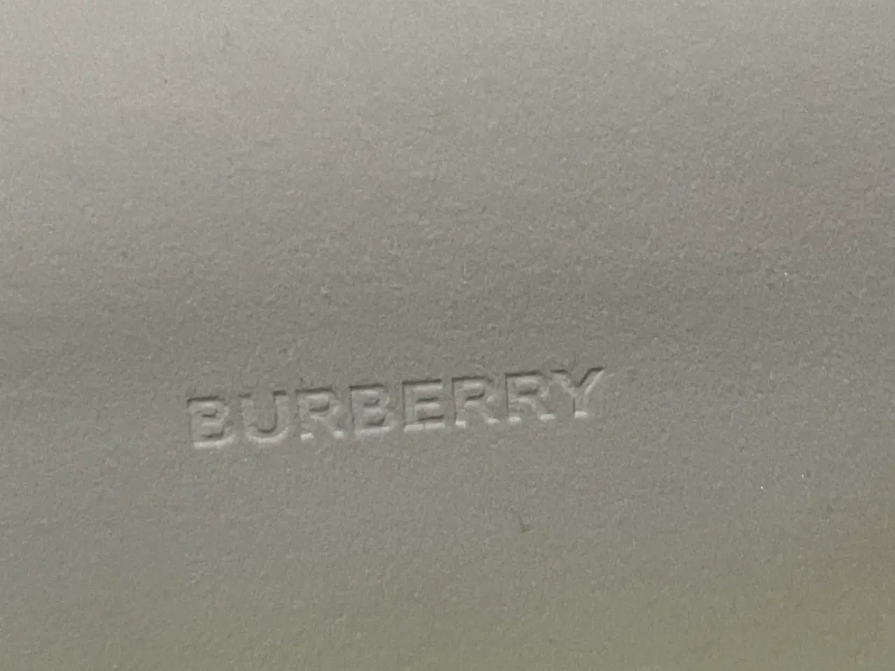 Billede 7 - Burberry solbrille & brille etui 2 stk