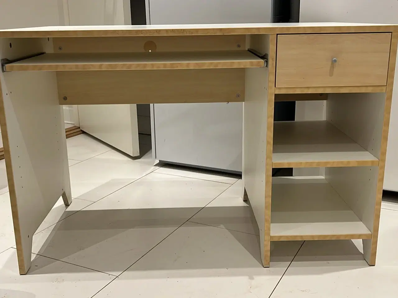 Billede 1 - Skrivebord/ hvid laminat og lyst træ