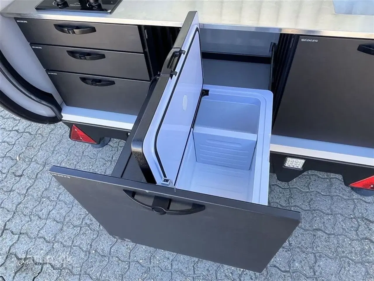 Billede 19 - 2023 - Hero Camper Ranger R   Køkkentelt, solcelle og batteripakke, alufælge, Webasto diesel fyr, Hero Camper Skyebox, markise, køleboks, endekøkken med 2 gasblus.