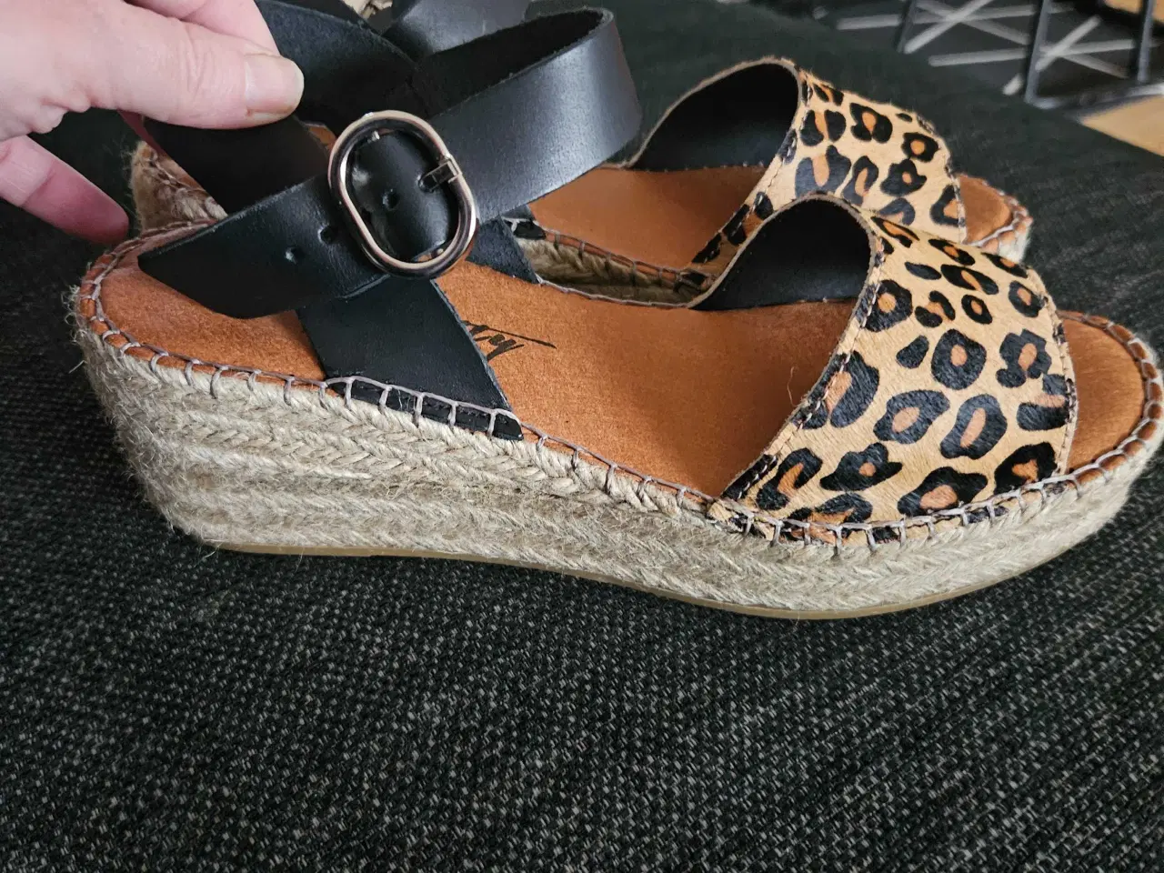 Billede 2 - FLOTTE NYE SANDALER