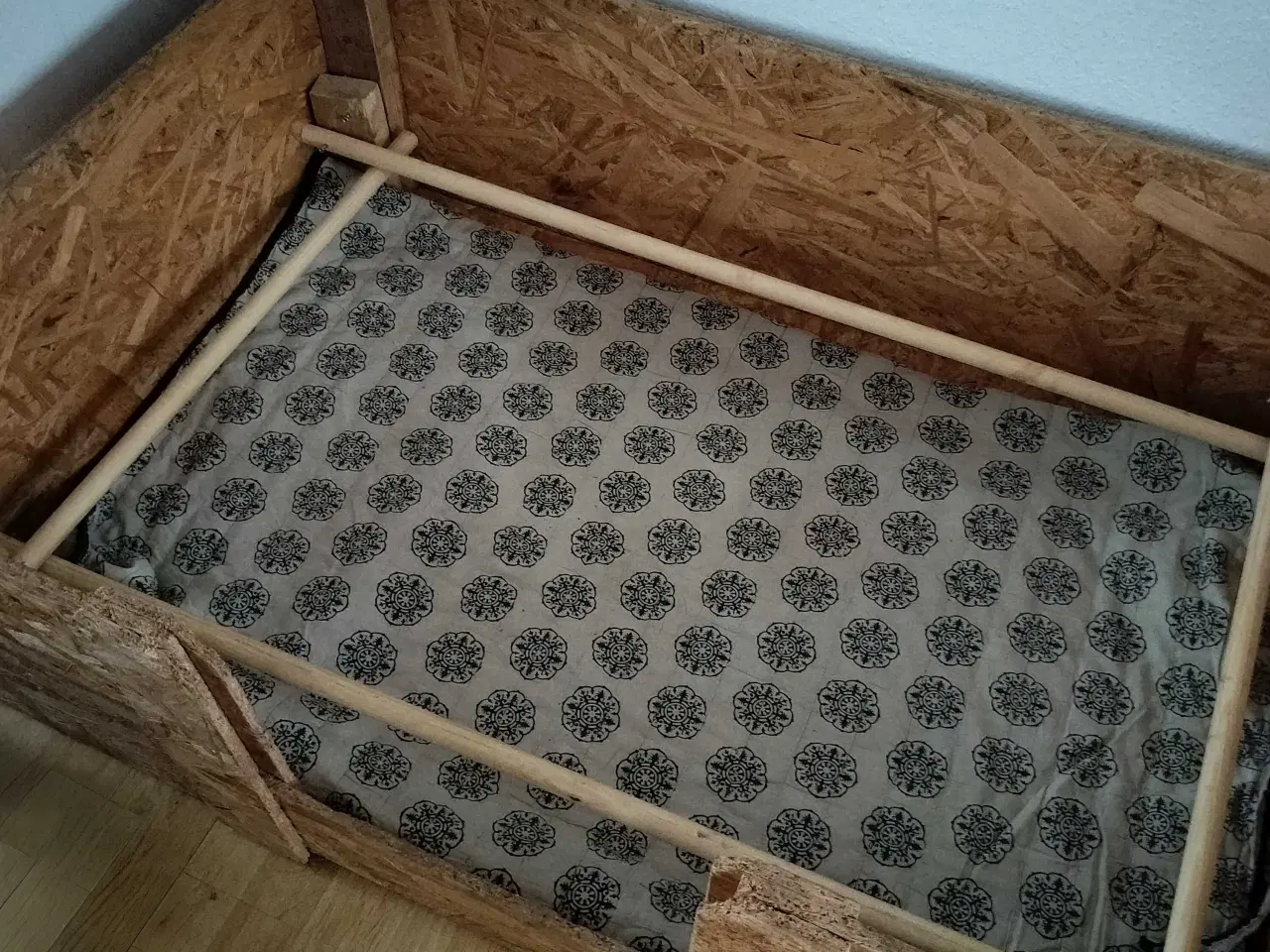 Billede 1 - Fødekasse, hvalpekasse