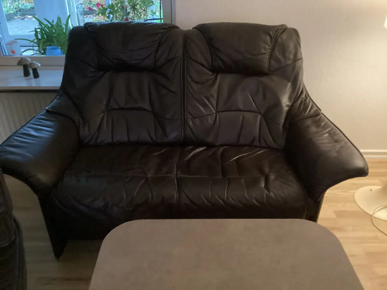 Billede 5 - Sofagruppe og lænestole med skamler i læder