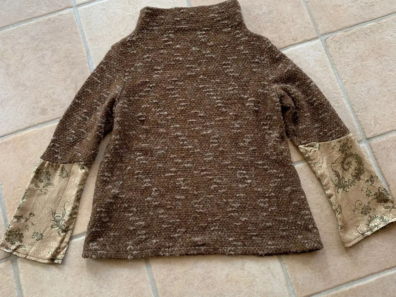 Billede 1 - Sweater i brunlig uld strikstof str. 44