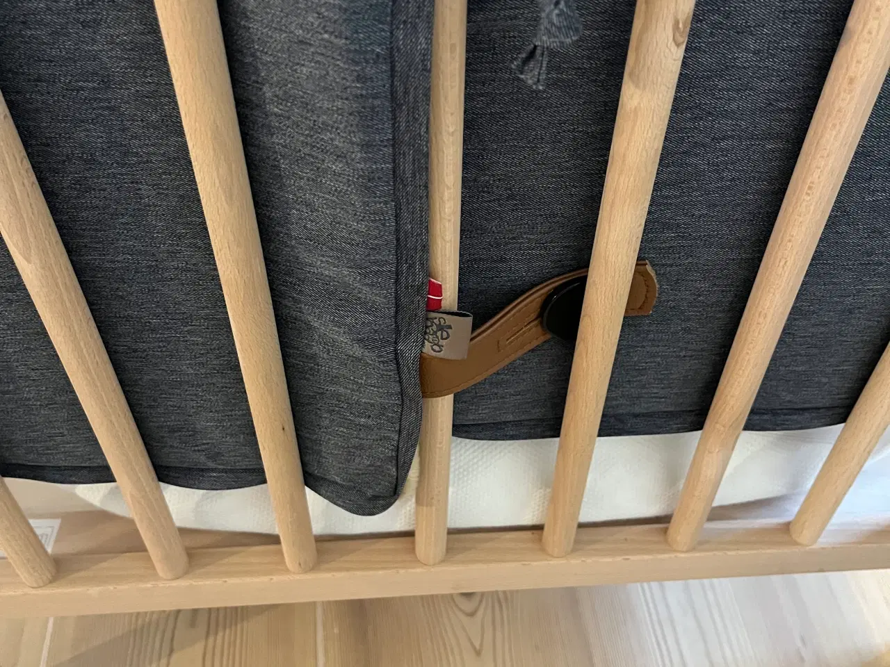 Billede 3 - Ikea tremmeseng med tilbehør 