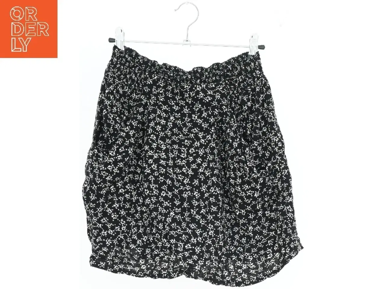 Billede 1 - Sort nederdel med blomsterprint fra H&M (str. 128)