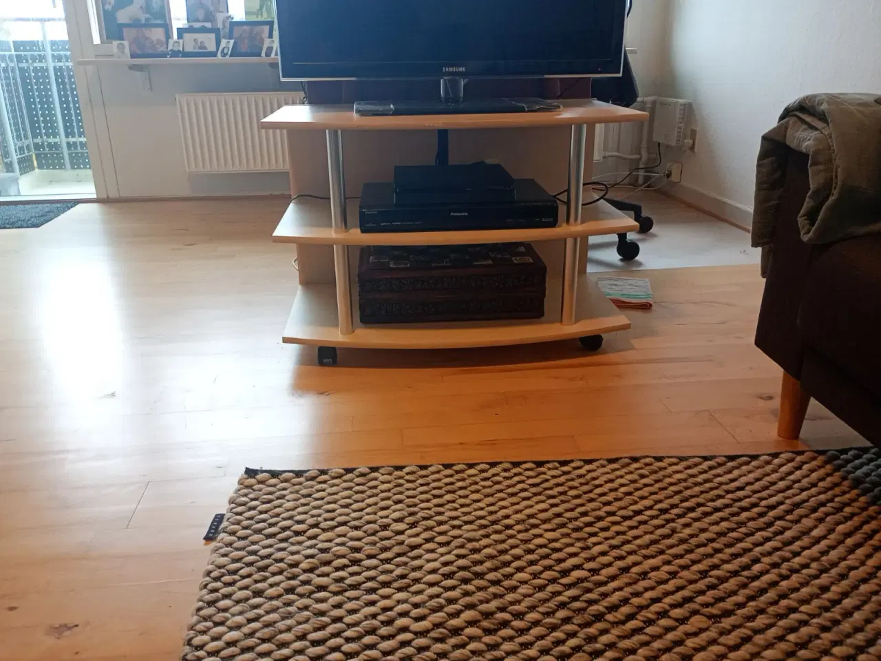 Billede 1 - Tv bord i træ/metal 