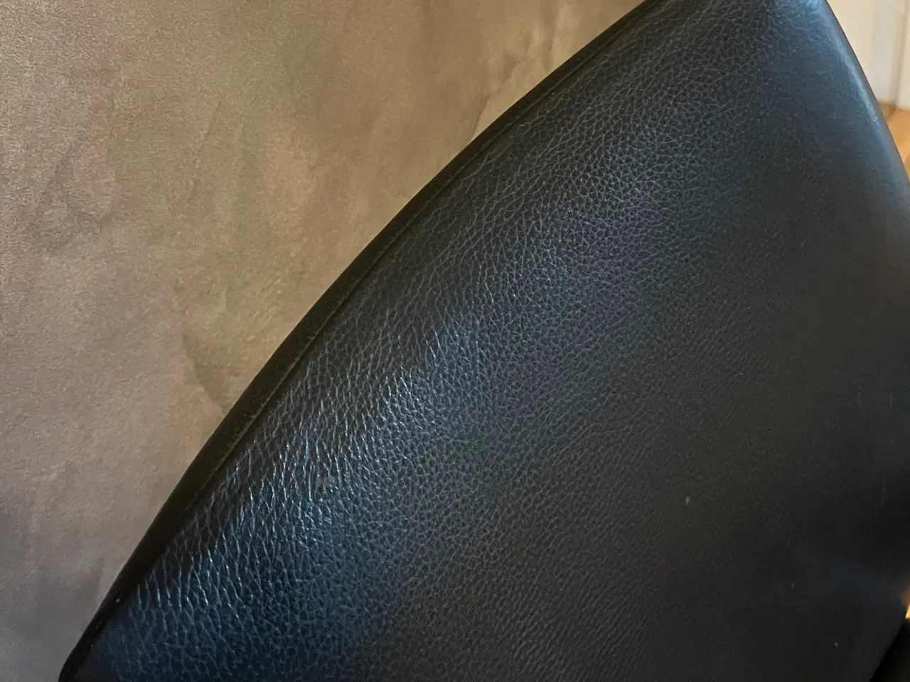 Billede 2 - 2 spisebordsstole i sort læder/stålben