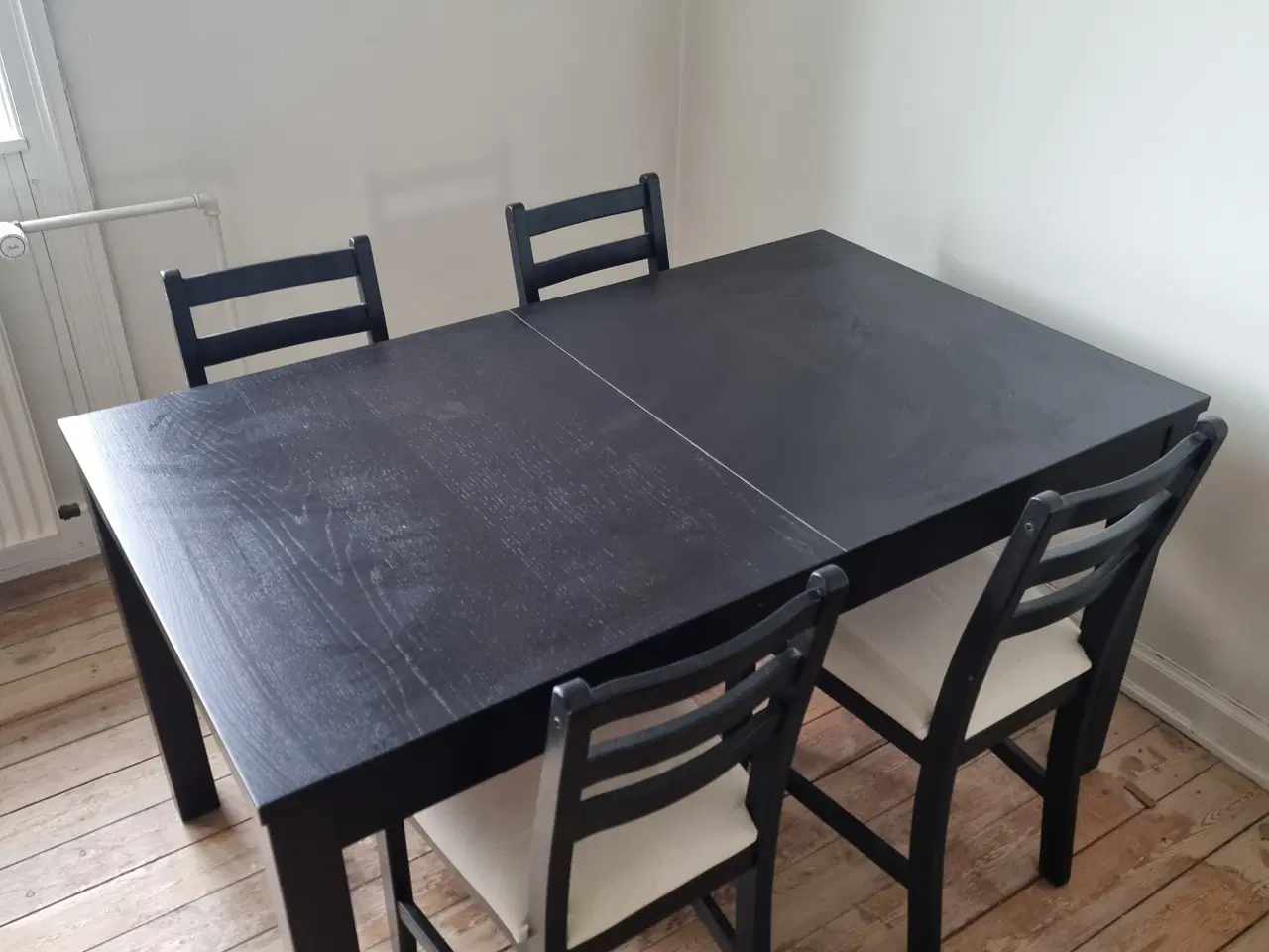Billede 2 - Sort spisebord med fire stole
