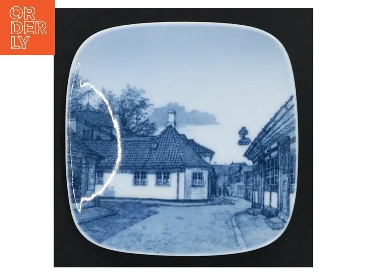 Billede 1 - Porcelænsplakette med H. C. Andersens Hus fra B&G (str. 8,5x8,5 cm)