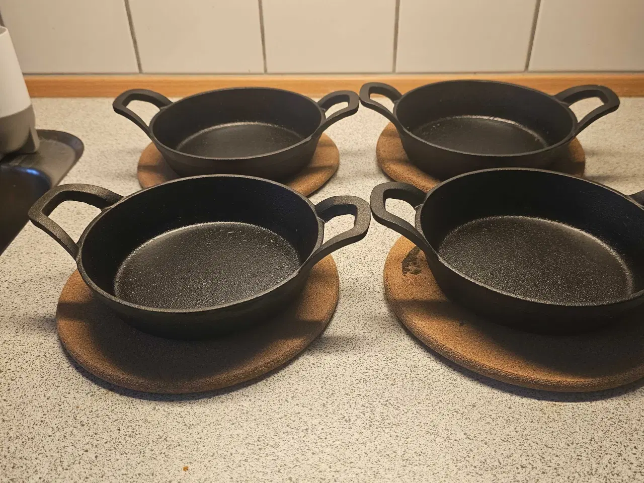 Billede 2 - 4 støbejerns skåle med bordskånere