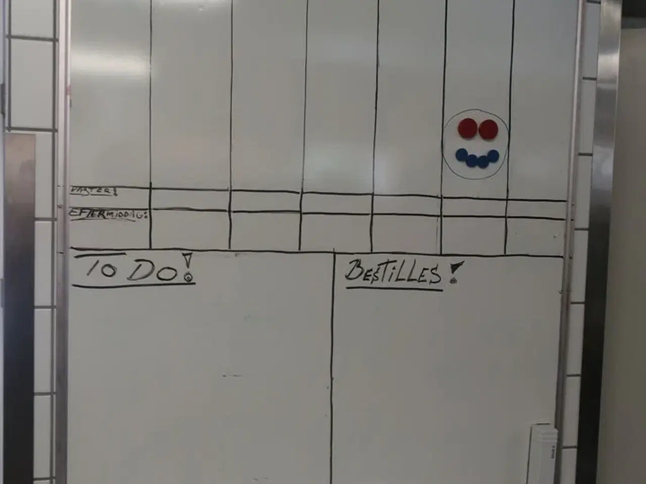 Billede 2 - 2 stk. skraldestativer samt whiteboard