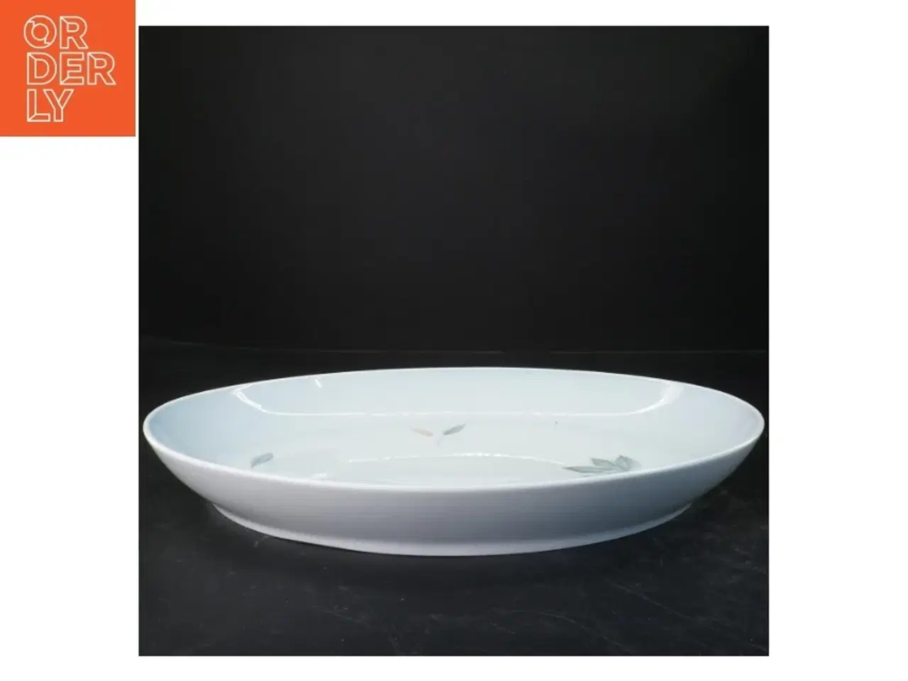 Billede 1 - Porcelænsfad med bladmotiv fra B&G (str. 5x40x28 cm)