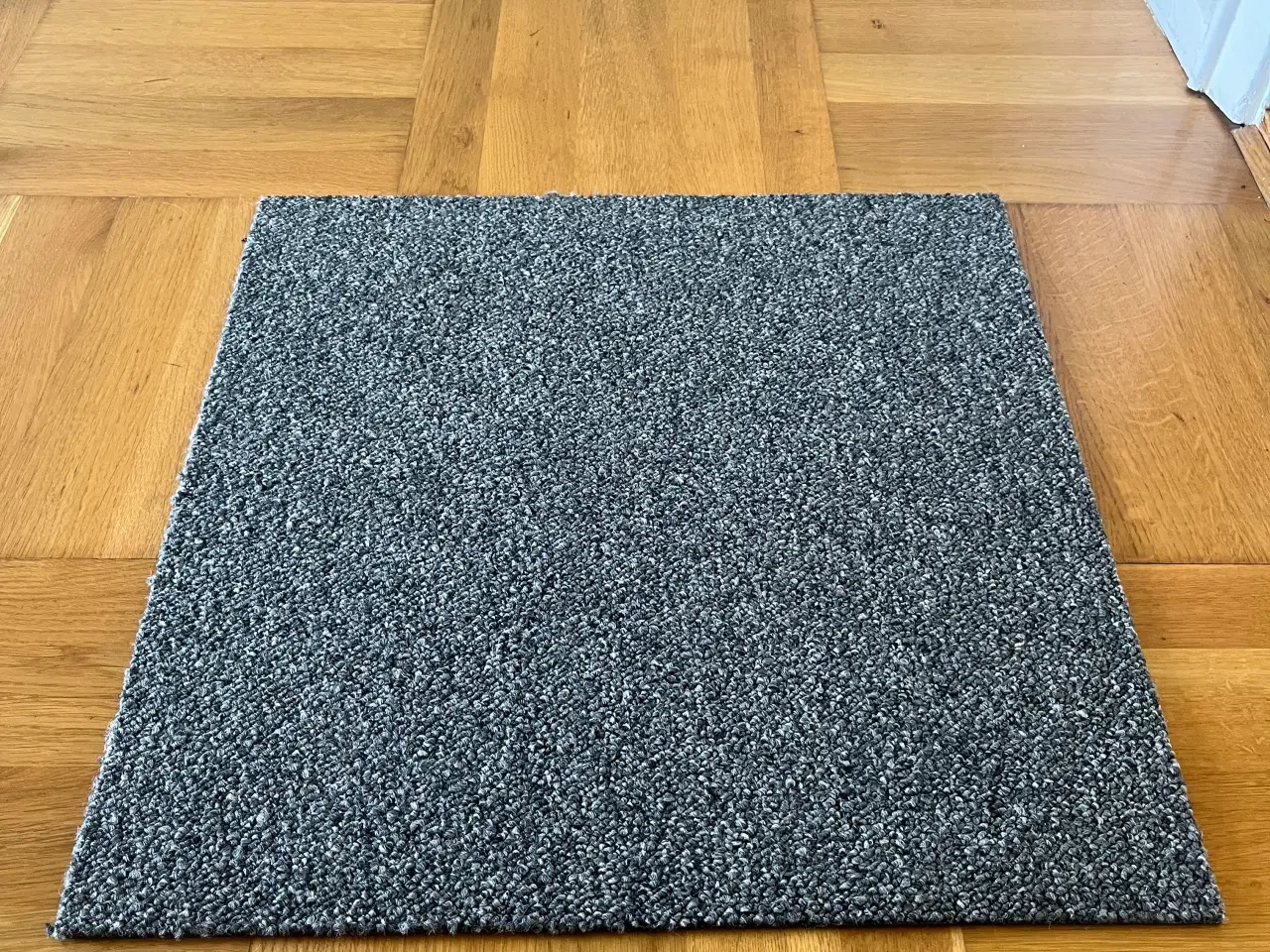 Billede 1 - Tæppefliser brugte 50x50 cm