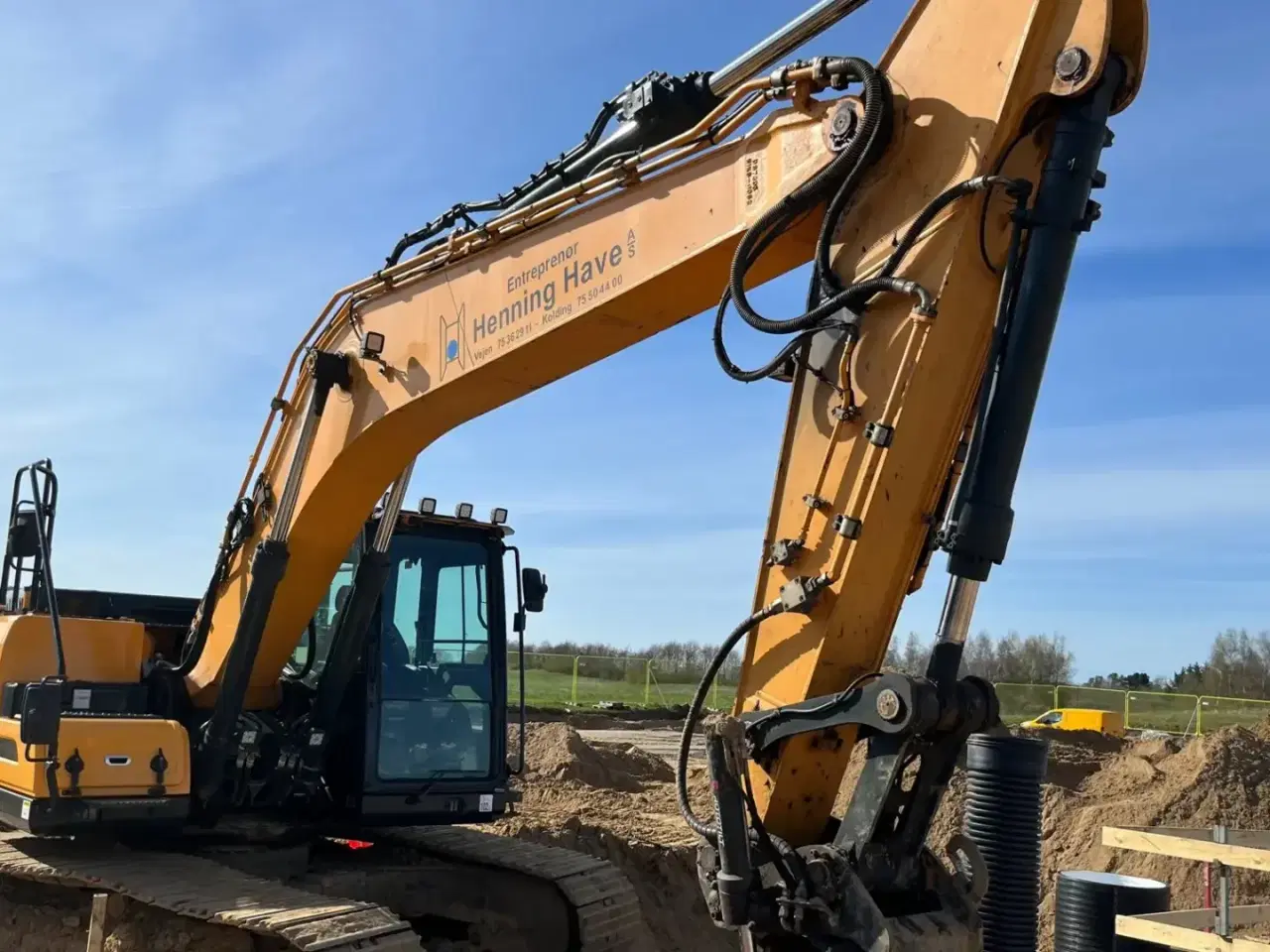 Billede 2 - Hyundai HX220L  Velholdt maskine, med Rotortilt, S70 skifte og gribeklo samt ICS maskine styresystem.