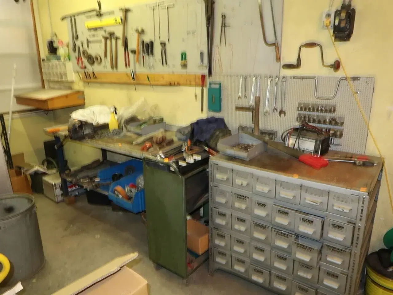 Billede 1 - Arbejdsbord, reol samt værktøj
