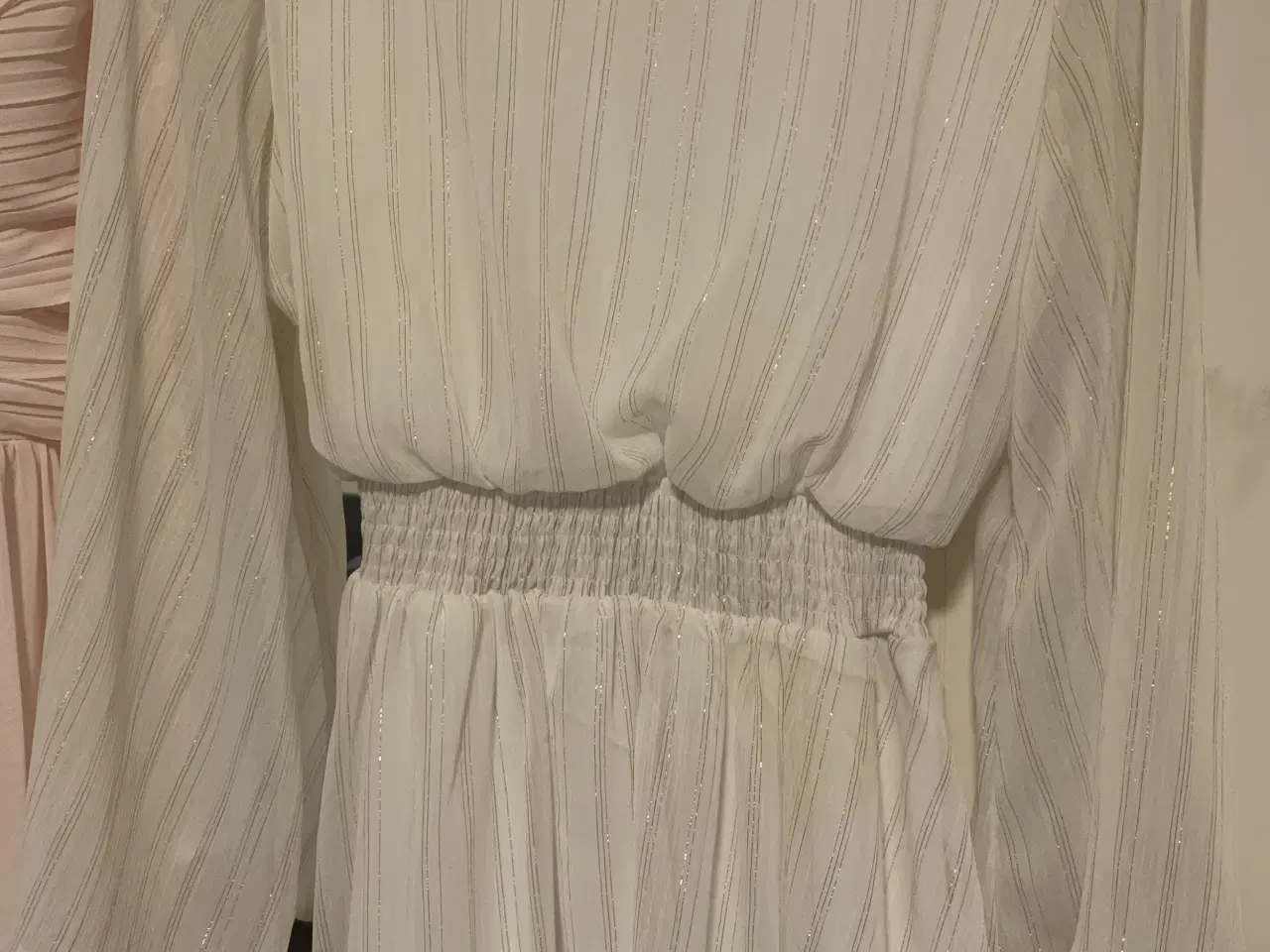 Billede 1 - Kjole med brede arme