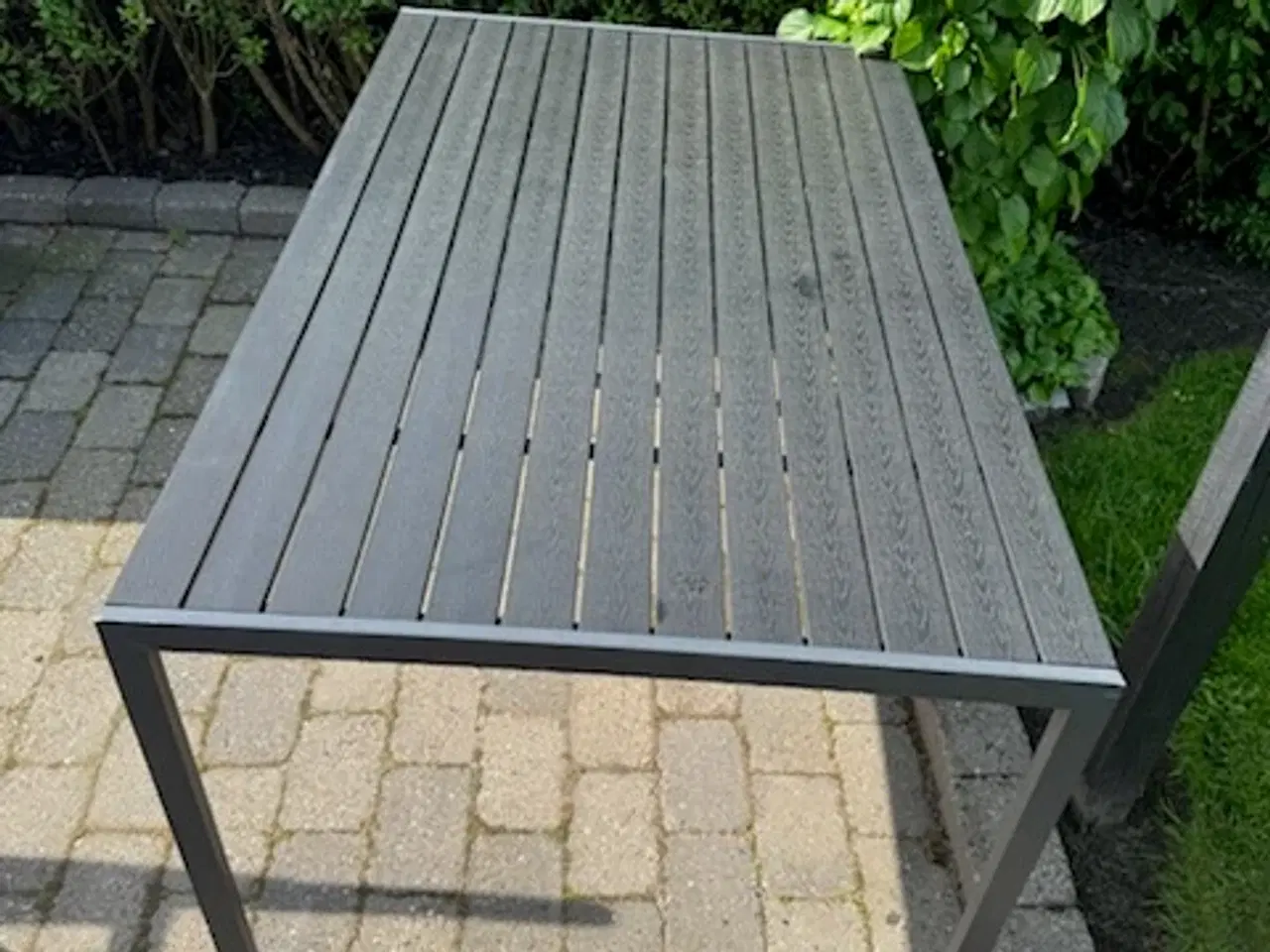 Billede 1 - Havebord sælges