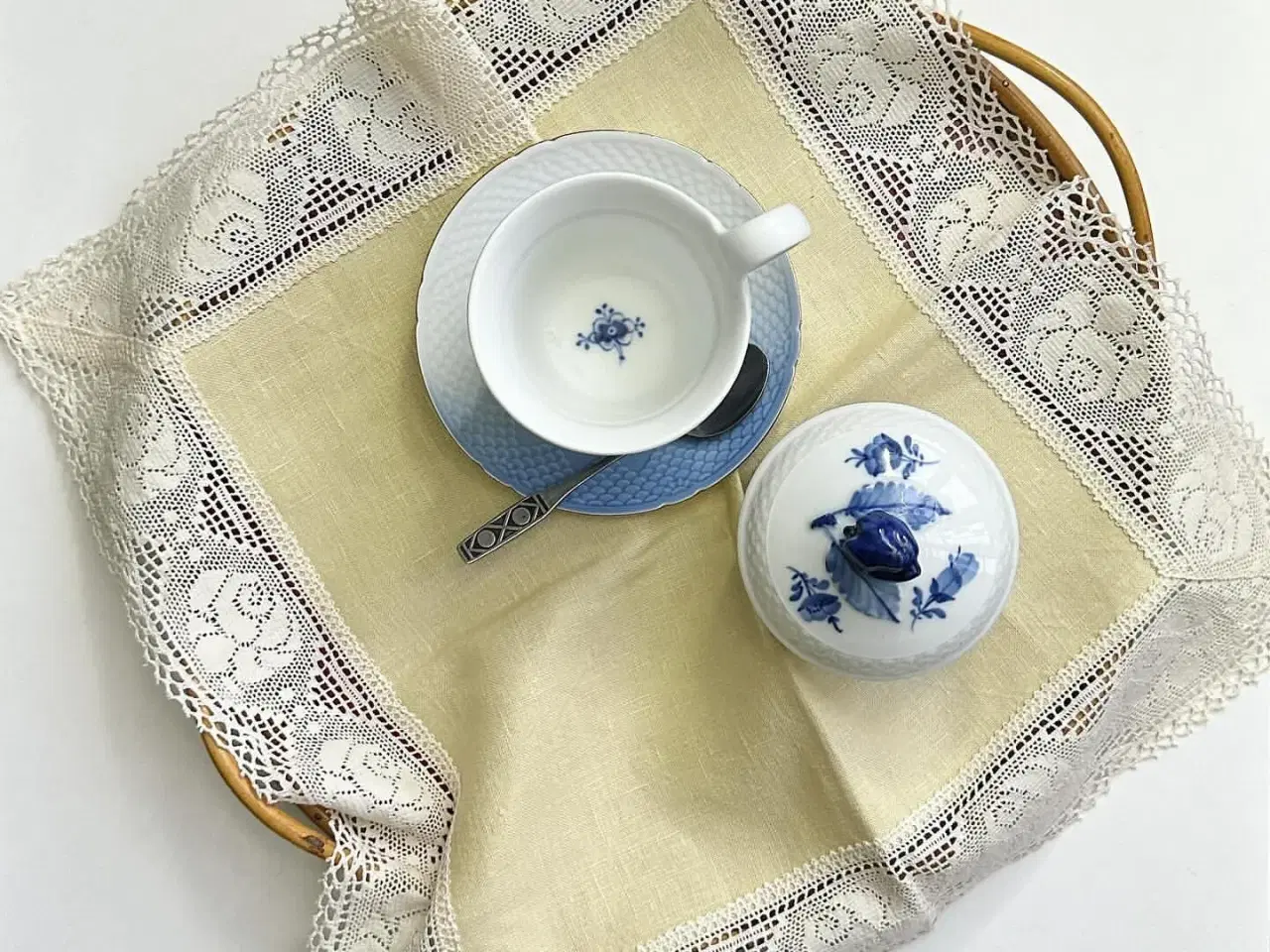 Billede 1 - Lysegul stofserviet m hæklet bort