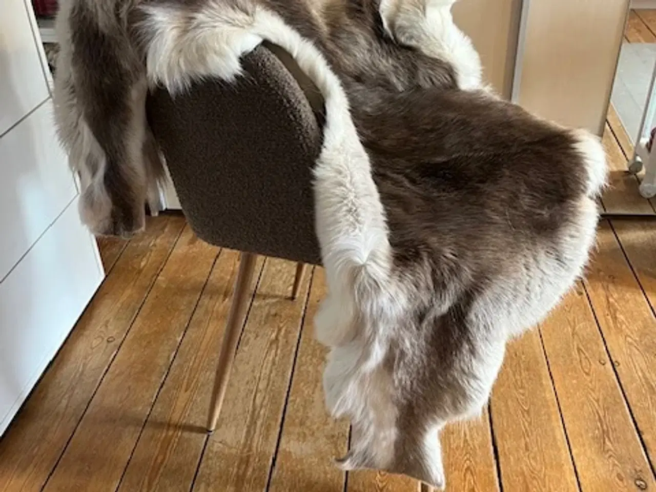 Billede 1 - Smukt og naturligt rensdyrskind – 110 x 110 cm