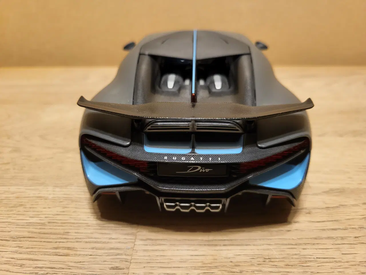 Billede 4 - Modelbil, Bugatti Divo 2018, skala 1/18 Med origin