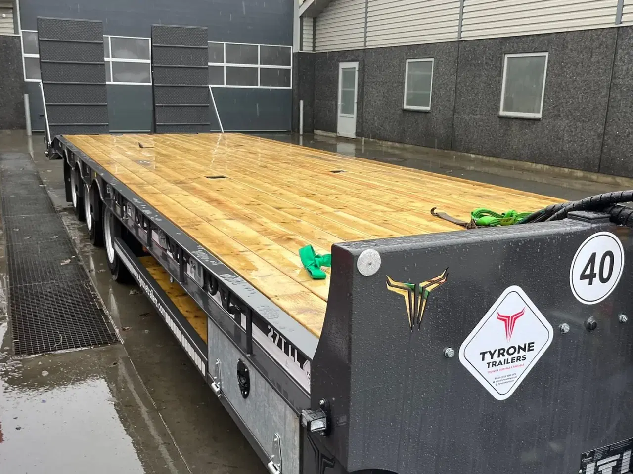 Billede 3 - Tyrone 19TLL Affjedret træk og affjedret aksler. Med hydrauliske ramper og værktøjskasse