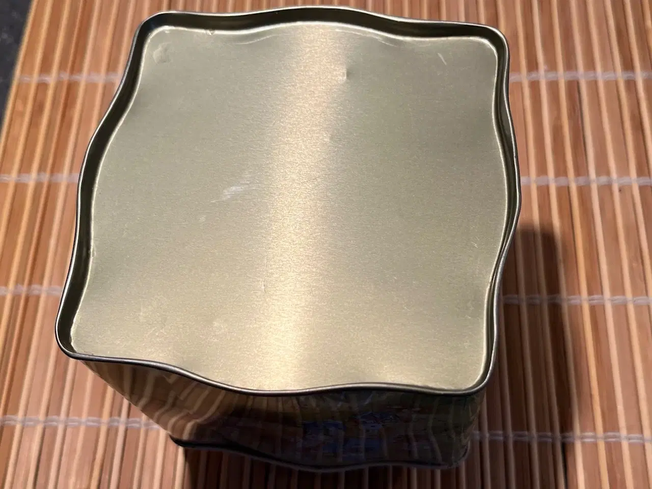 Billede 3 - Vintage påskeblikdåse med kaninfamilie og påskeæg