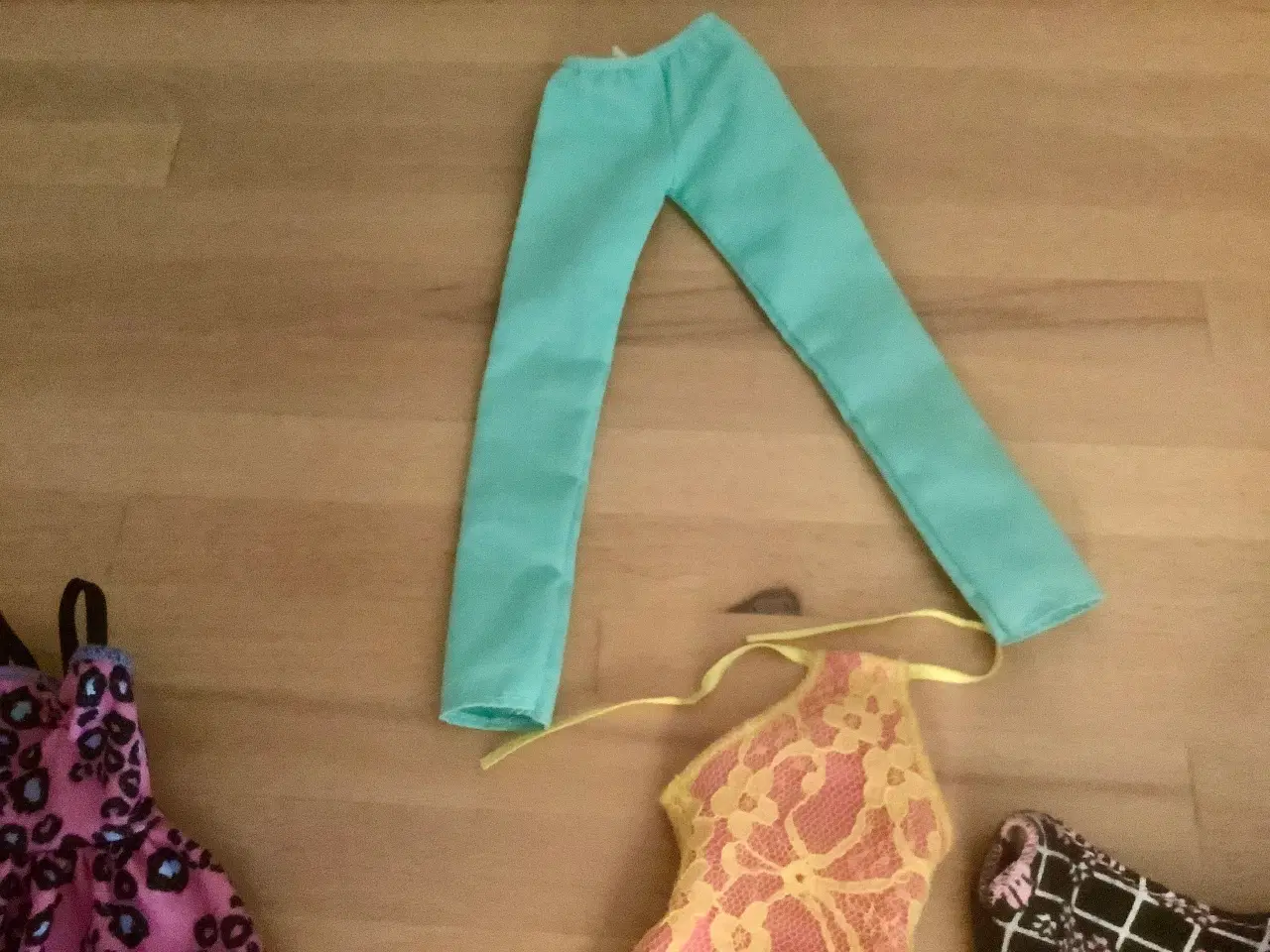 Billede 4 - Barbie tøj. Prisen er for det hele.