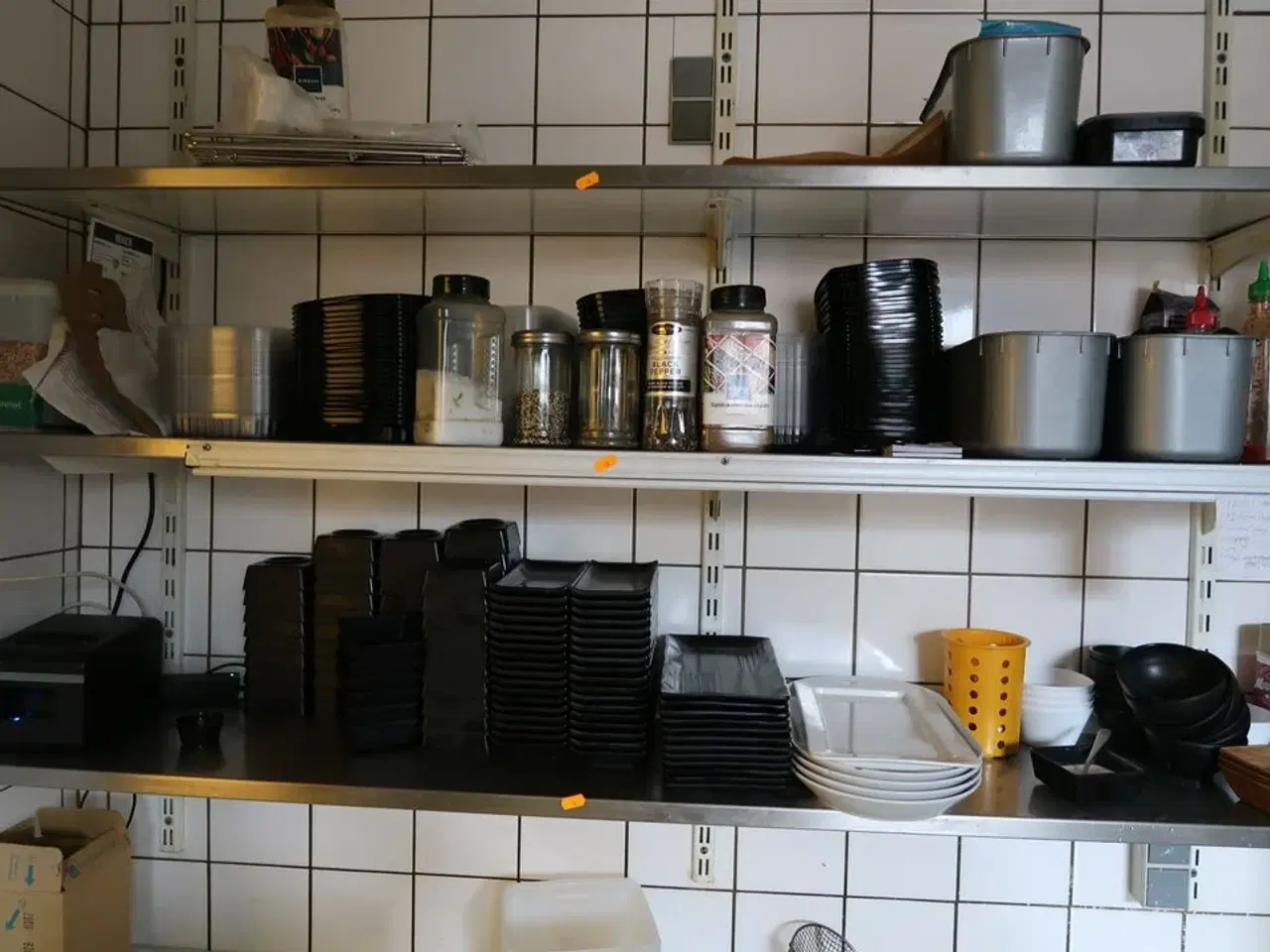 Billede 1 - 3 stk. rustfri stålhylder med indhold