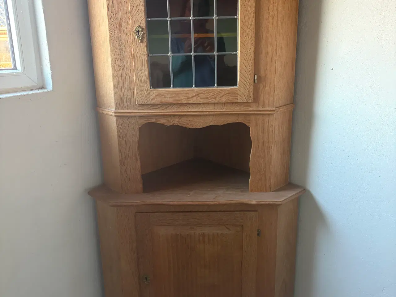 Billede 1 - Hjørneskab i eg
