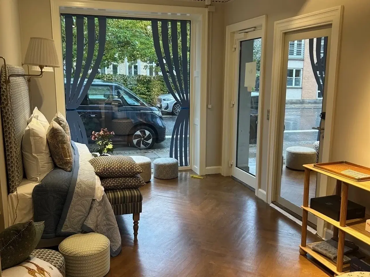 Billede 2 - Charmerende butikslokale i eksklusivt område med høj synlighed og gode parkeringsmuligheder