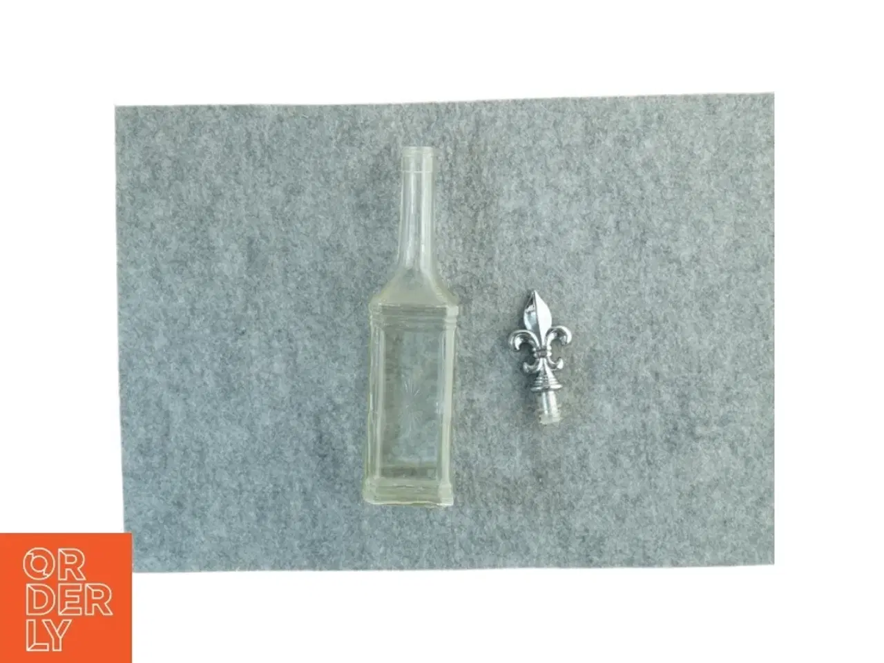 Billede 5 - Antik Glaskaraffel og korkprop med sølv fransk lilje (str. 39 x 8 cm)