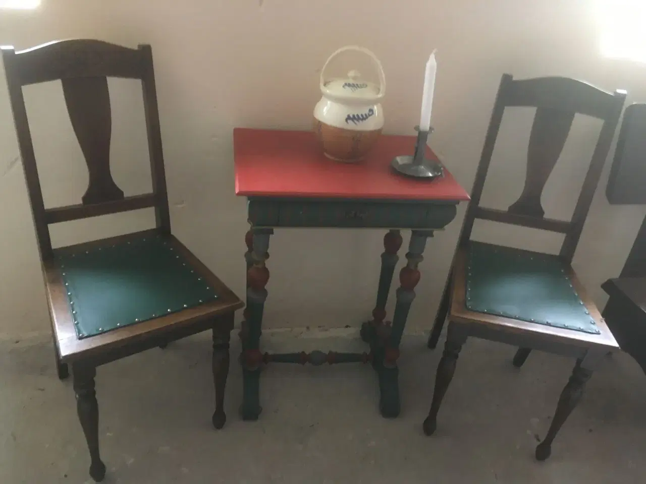 Billede 2 - Gammel tobaksbord og 2 gamle stole