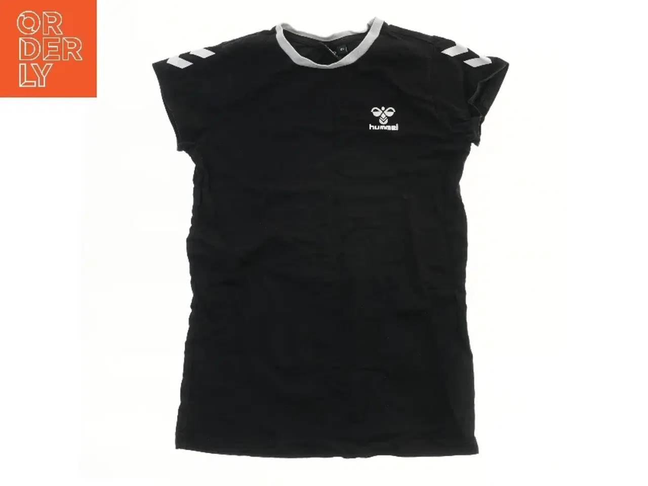 Billede 1 - Sort t-shirt med hvide detaljer fra Hummel (str. 122)