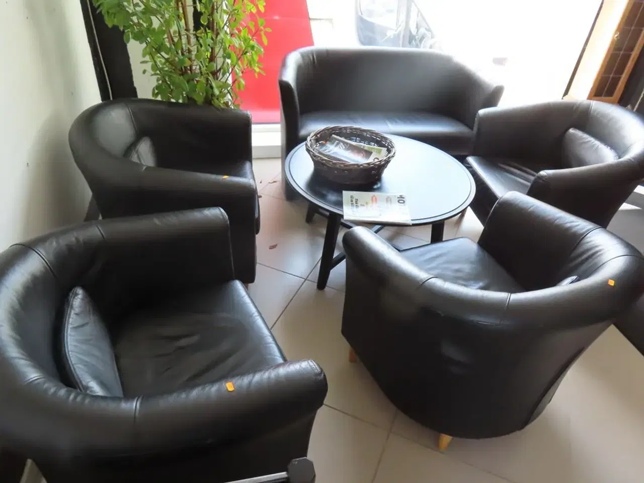 Billede 2 - Loungemiljø med 4 stk. stole, en sofa og et bord
