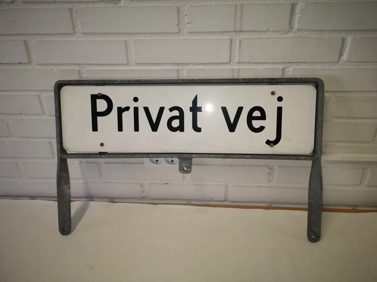 Billede 1 - Solidt skilt i galvaniseret ramme.