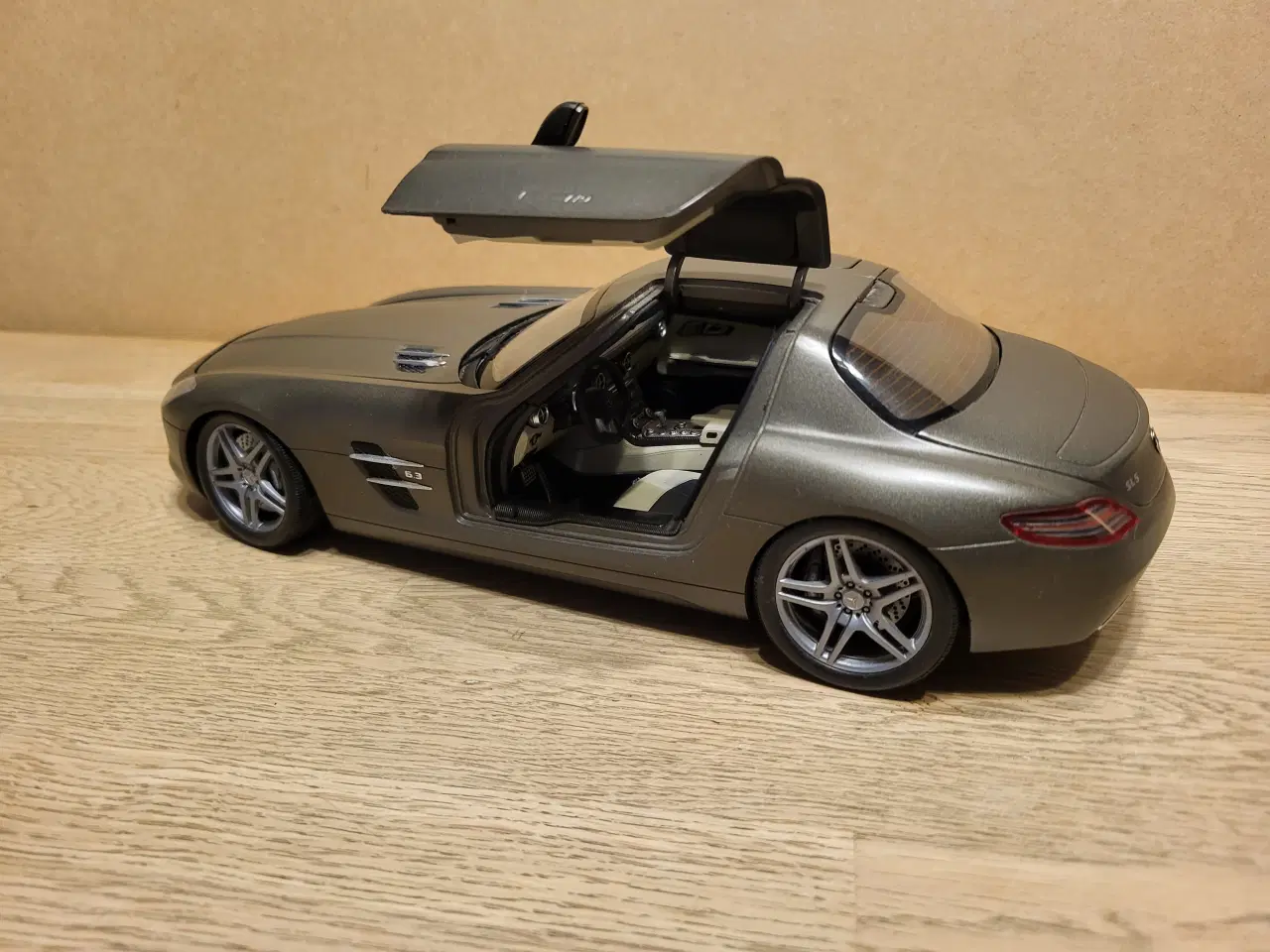 Billede 7 - Modelbil. Mercedes-Benz SLS AMG (2010) Skala 1/18