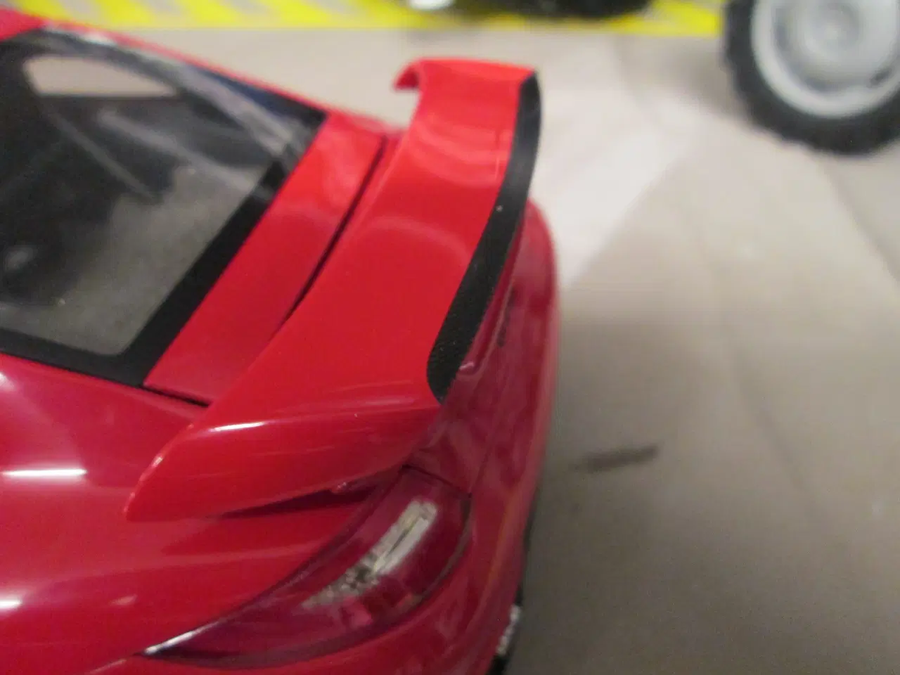 Billede 4 - Modelbil 1:18  Porsche 911 GT2 RS Auto-art