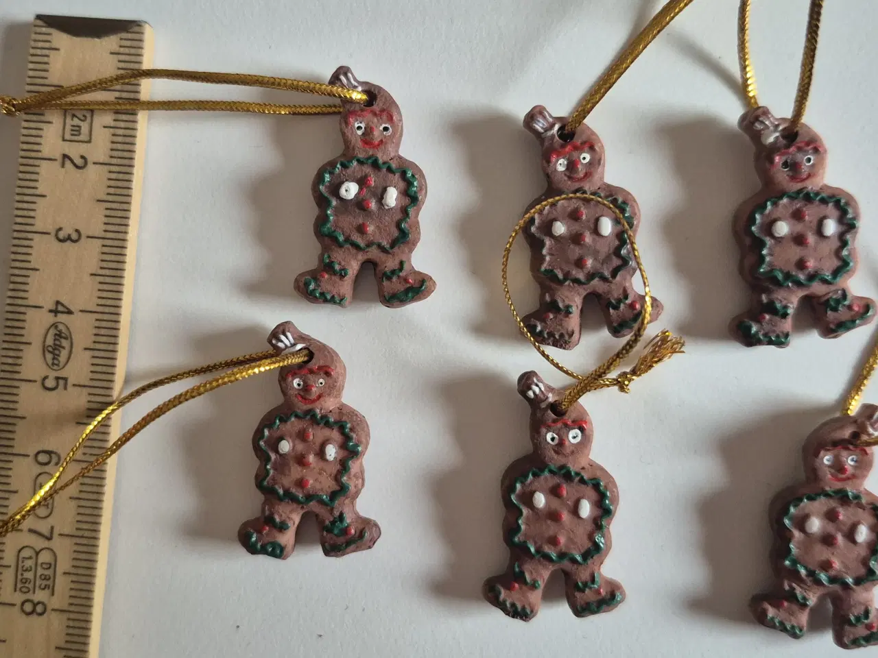 Billede 1 - Sæt med 6 Små Håndlavede Peberkagemænd i Ler (Jule