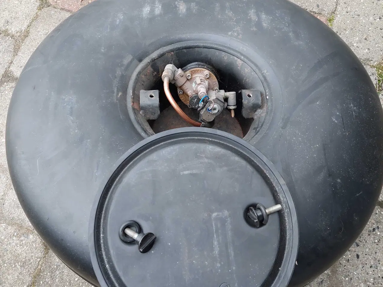 Billede 1 - Gastank der har været monteret i bilens hjulbrønd.