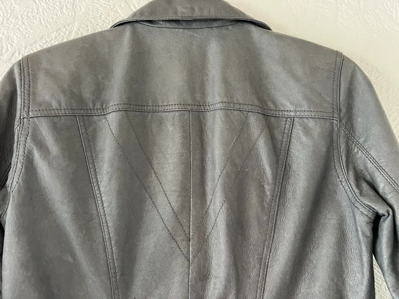 Billede 16 - Grå Skindjakke fra Phobia. (Str. 36)