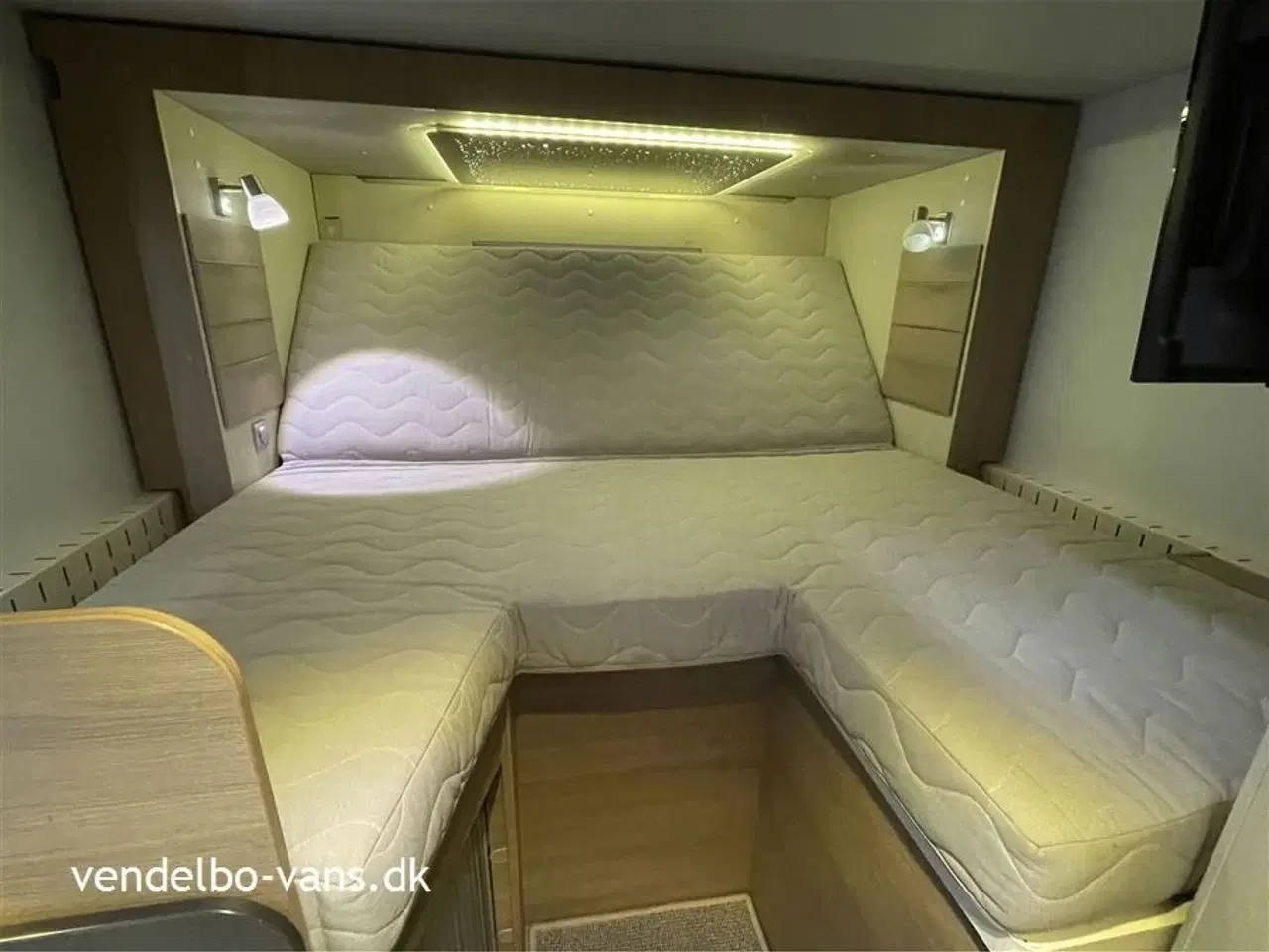 Billede 14 - 2018 - Adria Compact SLS   Smal camper på under 6 m længde - tryk på knappen og den vokser!