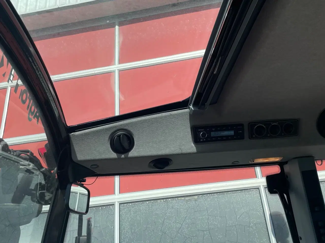 Billede 8 - Valtra G135 Active Aktiv med frontlæsser