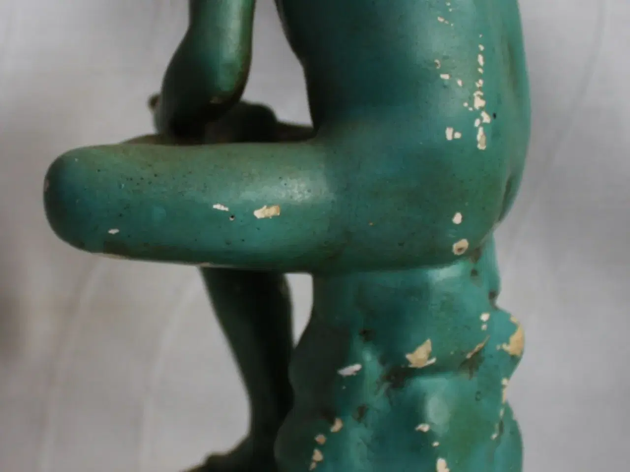 Billede 3 - Figur "Tornudtrækkeren" af bemalet gips