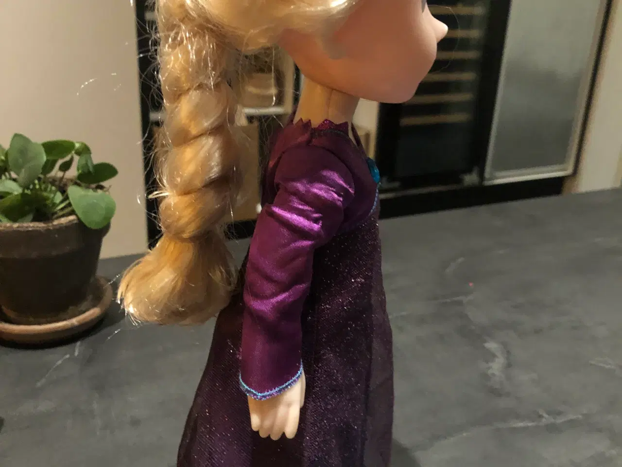 Billede 3 - Syngende Elsa figur med lysende kjole