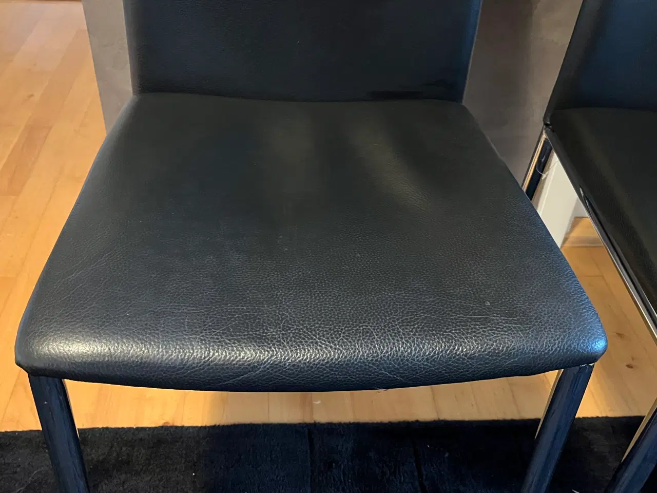 Billede 4 - 2 spisebordsstole i sort læder/stålben