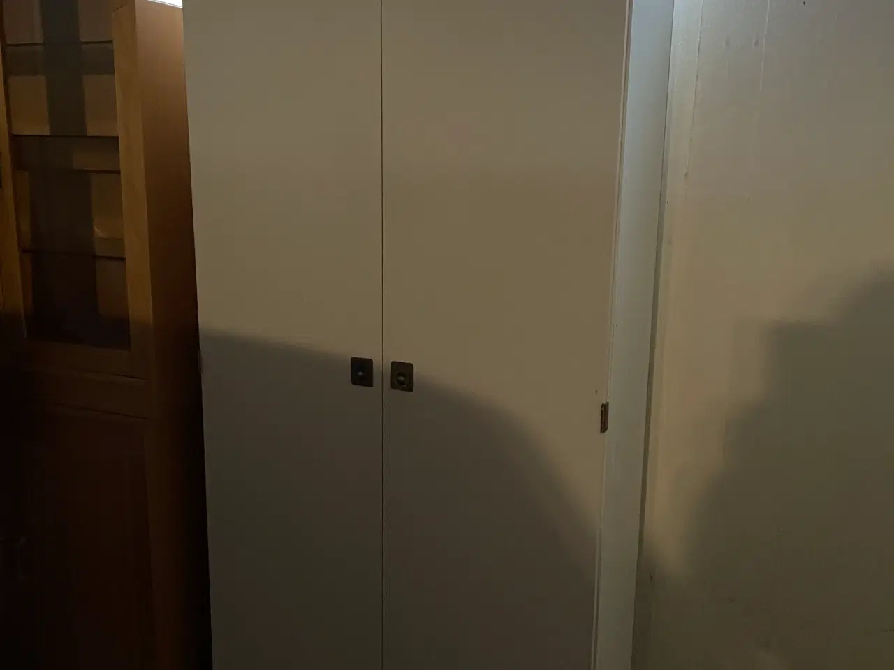 Billede 2 - Højt hvidt skab 