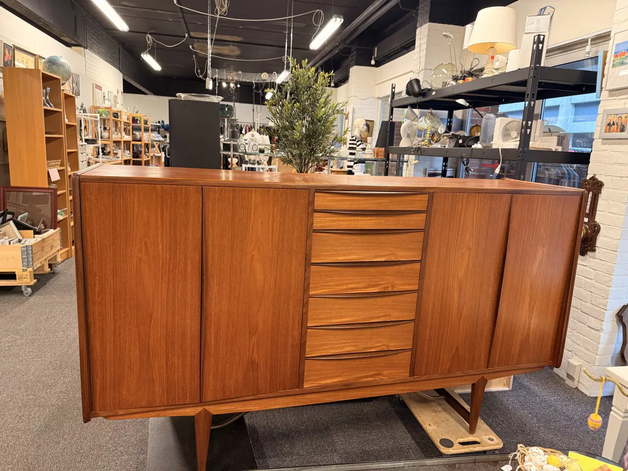 Billede 1 - Flot skænk i teaktræ fra Faarup Møbelfbrik