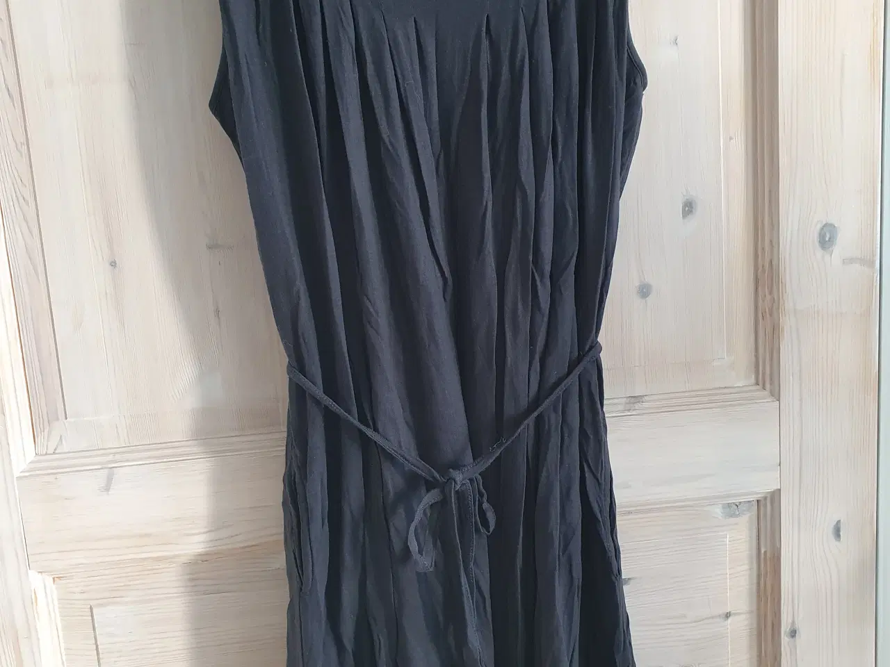 Billede 1 - Koksgrå kjole med bindebånd