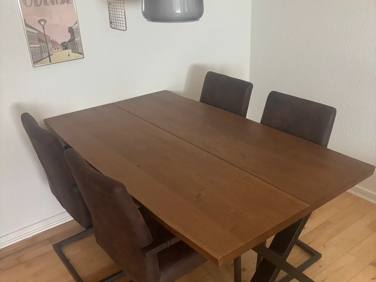 Billede 2 - Spisebord i massivt egetræ + Evedal lampe