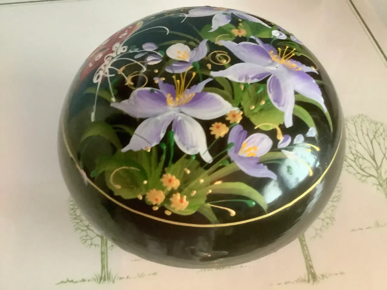 Billede 1 - Smukt håndmalet lakskrin med blomster.